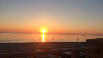 Superior-Dreibettzimmer, Balkon, eingeschränkter Meerblick (beach access included) | Blick vom Balkon