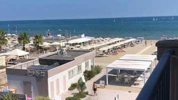 Chambre Triple Deluxe, balcon, vue partielle sur la mer (beach access included) | Coffres-forts dans les chambres, Wi-Fi gratuit, draps fournis