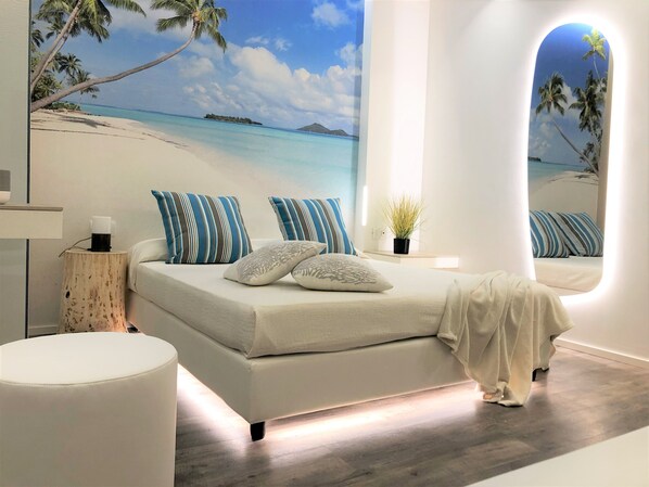 Chambre Triple Deluxe, balcon, vue partielle sur la mer (beach access included)