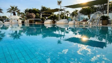 Piscina externa sazonal, piscina infinita, salva-vidas no local