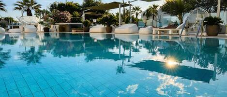 Seasonal outdoor pool, an infinity pool, lifeguards on site