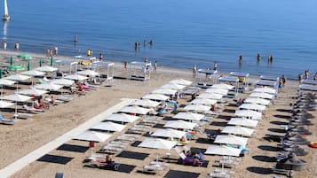 Playa privada, sillas reclinables de playa, sombrillas