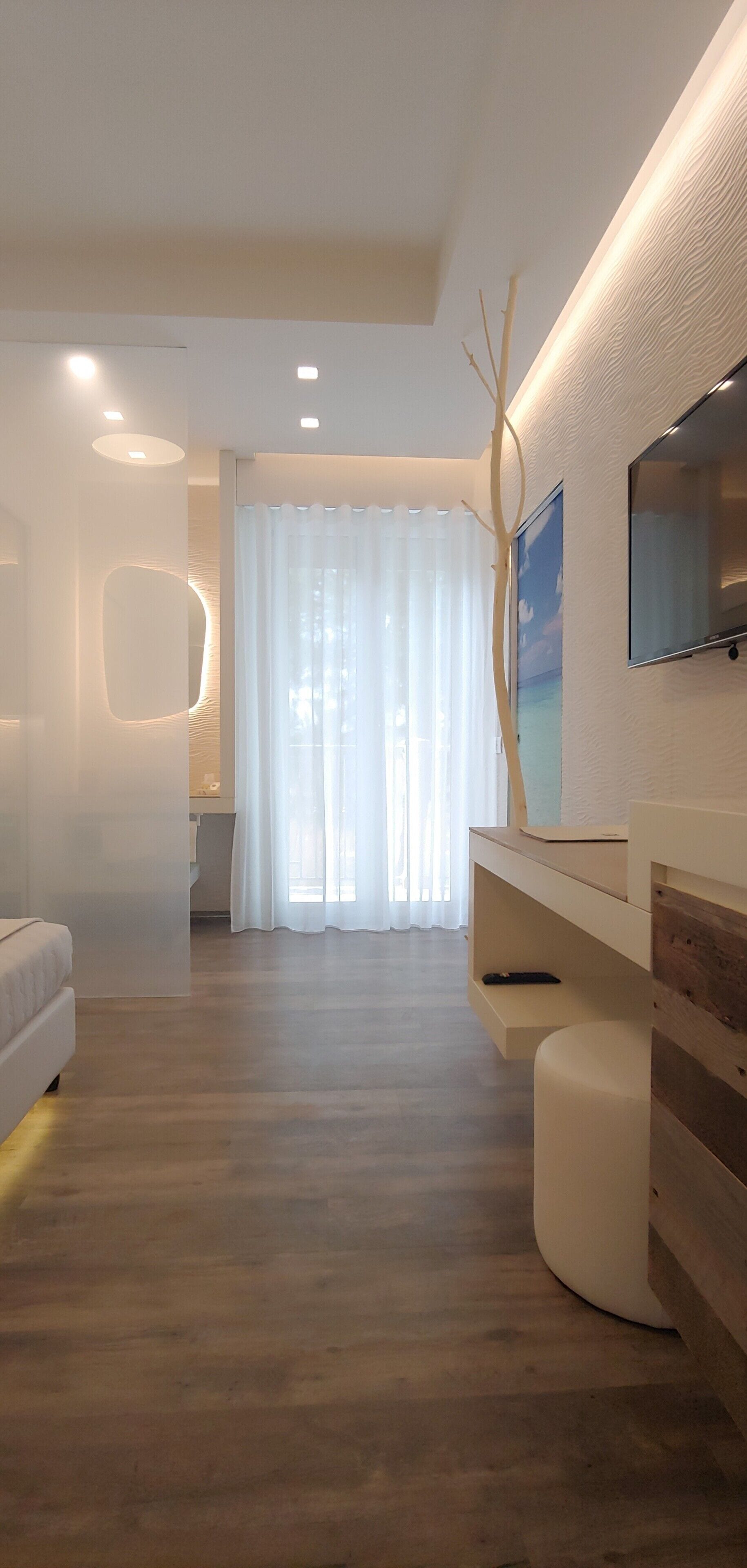 deluxe double room, balcony (beach access included) | 1 bedroom, minibar, in-room safe, desk