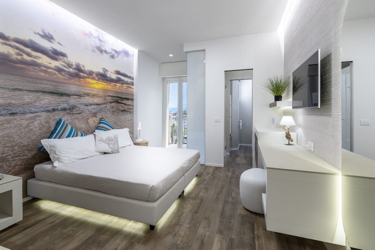 Cofres nos quartos, Wi-Fi de cortesia, roupa de cama