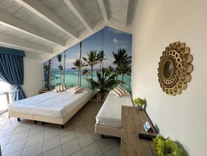 Comfort driepersoonskamer, balkon, gedeeltelijk uitzicht op zee (beach access included) | Een kluis op de kamer, gratis wifi, beddengoed