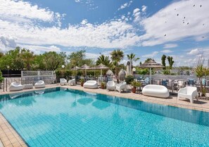 Sesongbasert utendørsbasseng, et evighetsbasseng og badevakt