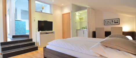 1 bedroom, premium bedding, in-room safe, desk