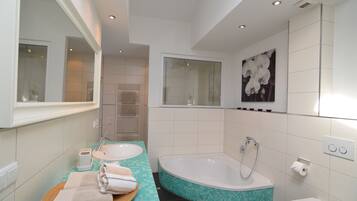 Superior Double Room, Partial Sea View | Bathroom | Free toiletries, towels