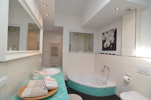 Chambre supérieure double, vue partielle sur la mer | Salle de bain | Articles de toilette (gratuits), serviettes fournies