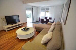 Deluxe-lejlighed - 2 soveværelser - terrasse - udsigt til have | Stue | Fladskærms-tv