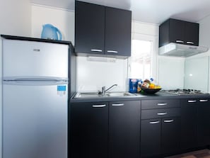 Mobile Standard-Unterkunft, 2 Schlafzimmer, Terrasse, Poolblick | Wohnbereich | Flachbildfernseher