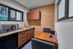 Fridge, microwave, stovetop, coffee/tea maker - Senia Reforma (Mexico City)