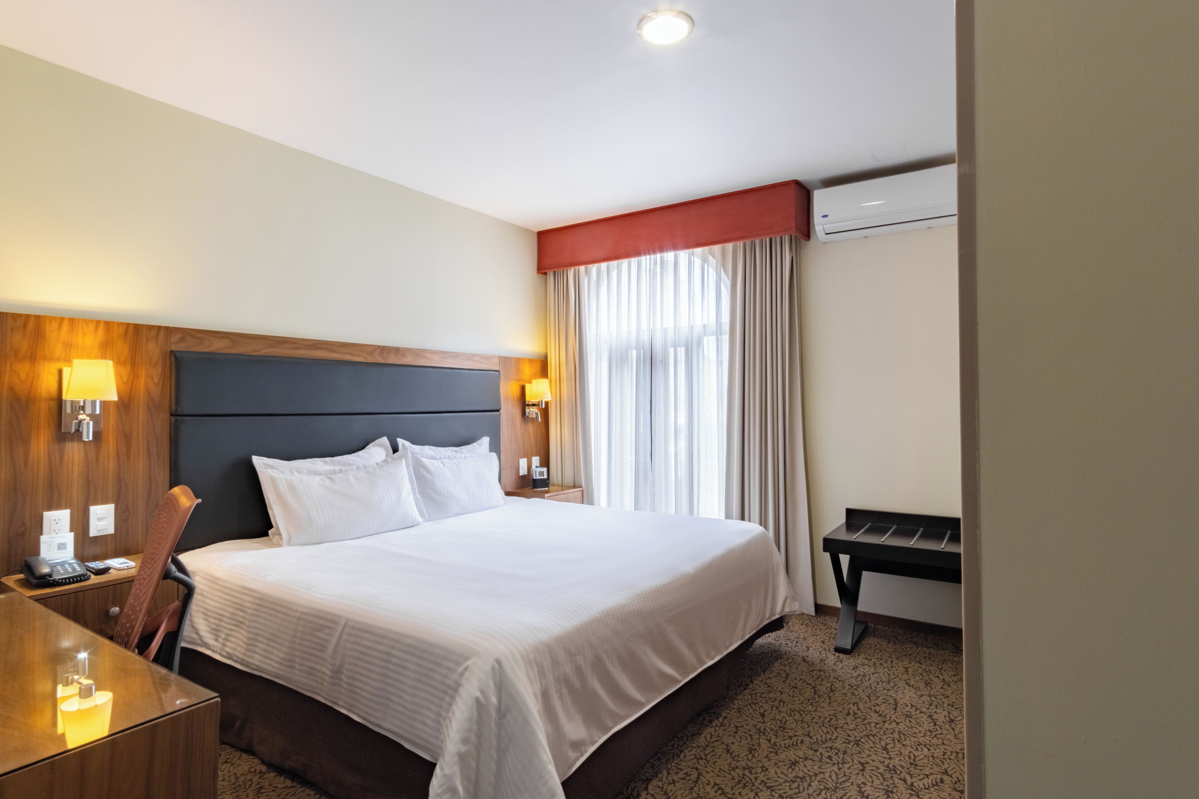 Estudio Deluxe | Caja de seguridad en la habitación y escritorio 