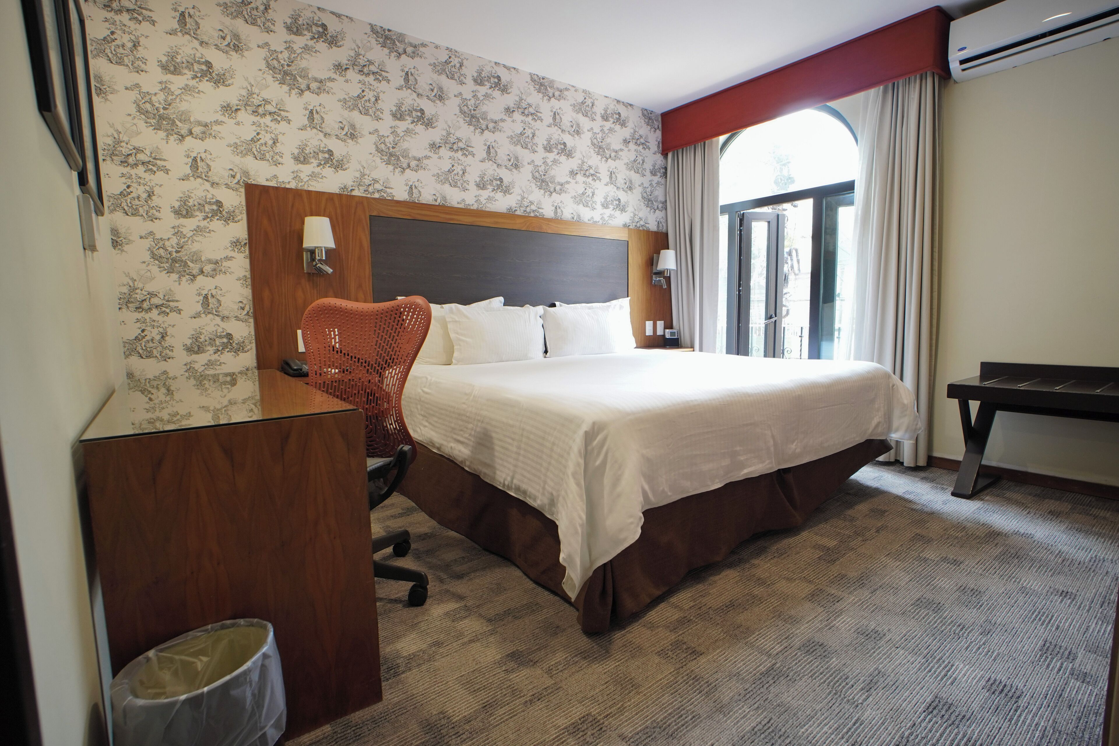 Suite estudio Deluxe | Caja de seguridad en la habitación y escritorio 