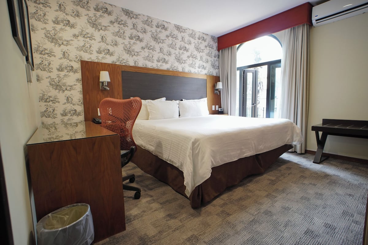 Suite estudio Deluxe | Caja de seguridad en la habitación y escritorio