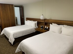 Basic Room, 2 Double Beds | In-room safe, desk, laptop workspace, soundproofing - Senia Reforma (Mexico City)
