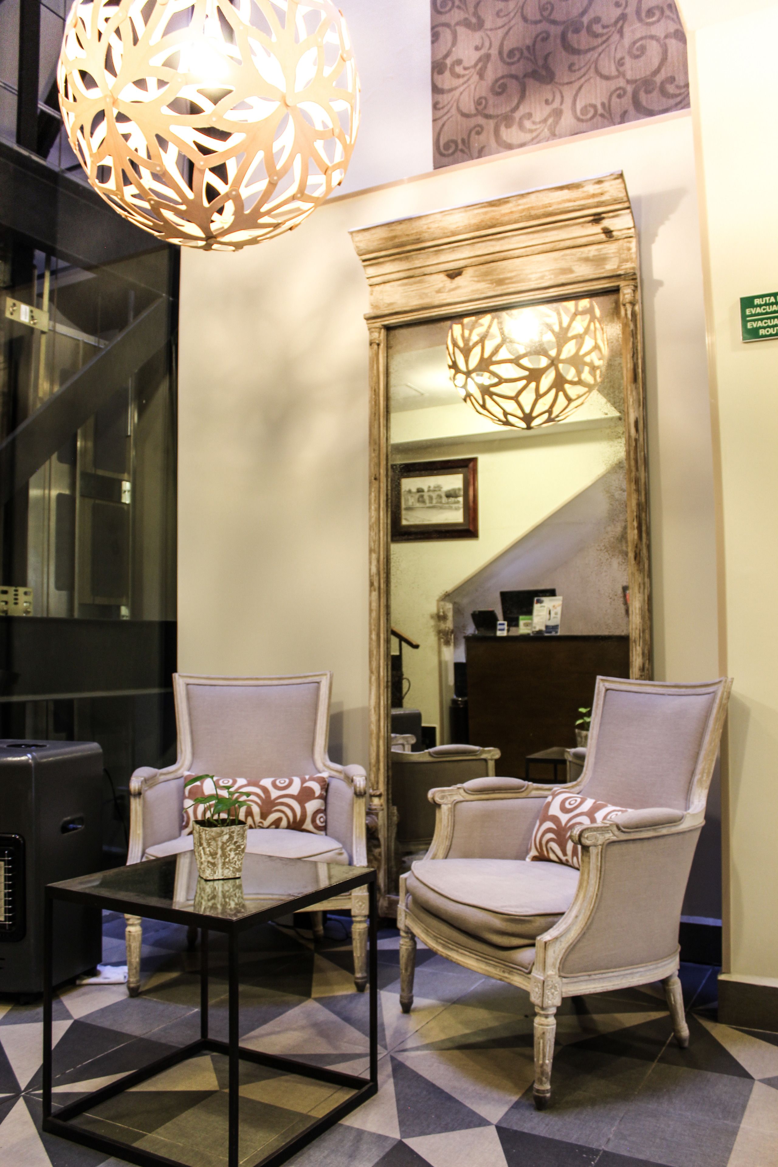 Coin salon dans le hall