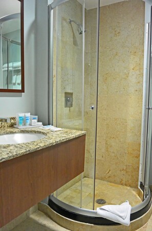 Dusche, kostenlose Toilettenartikel, Haartrockner, Handtücher