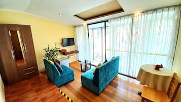 Suite estudio junior, 2 camas individuales, baño en la habitación, torre | Área de sala de estar | Impresora