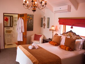 Habitación doble Confort, 1 cama Queen size | Caja de seguridad en la habitación y decoración personalizada 