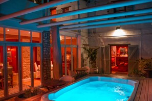 Tina de hidromasaje al aire libre