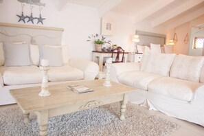 Luxury Double Room, Berbilang Katil | Ruang tamu | TV, pemain DVD