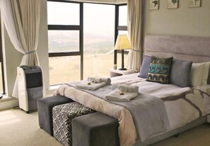 Minibar, in-room safe, individually decorated, individually furnished - Fly me to the Moon Guest House (Mossel Bay)