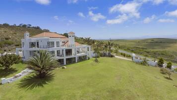 Luxury Room | Minibar, in-room safe, individually decorated, individually furnished