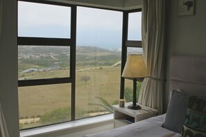 Luxury Room | Balcony view - Fly me to the Moon Guest House (Mossel Bay)
