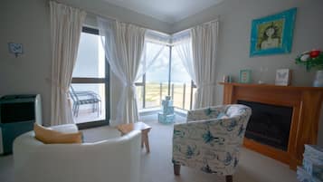 Deluxe-Zimmer, 1 King-Bett, mit Bad, Bergblick | Minibar, Zimmersafe, individuell dekoriert, individuell eingerichtet