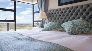 Minibar, in-room safe, blackout drapes, rollaway beds (surcharge) - Fly me to the Moon Guest House (Mossel Bay)