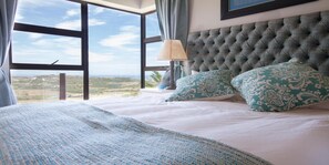 Minibar, caja de seguridad en la habitación y decoración personalizada 