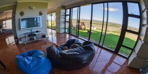 0-inch plasma TV with satellite channels, TV, Netflix - Fly me to the Moon Guest House (Mossel Bay)
