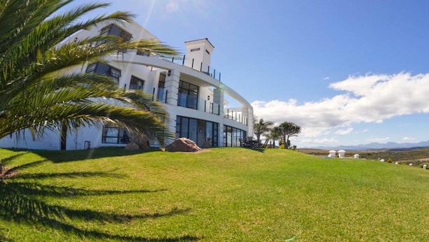 Property grounds - Fly me to the Moon Guest House (Mossel Bay)