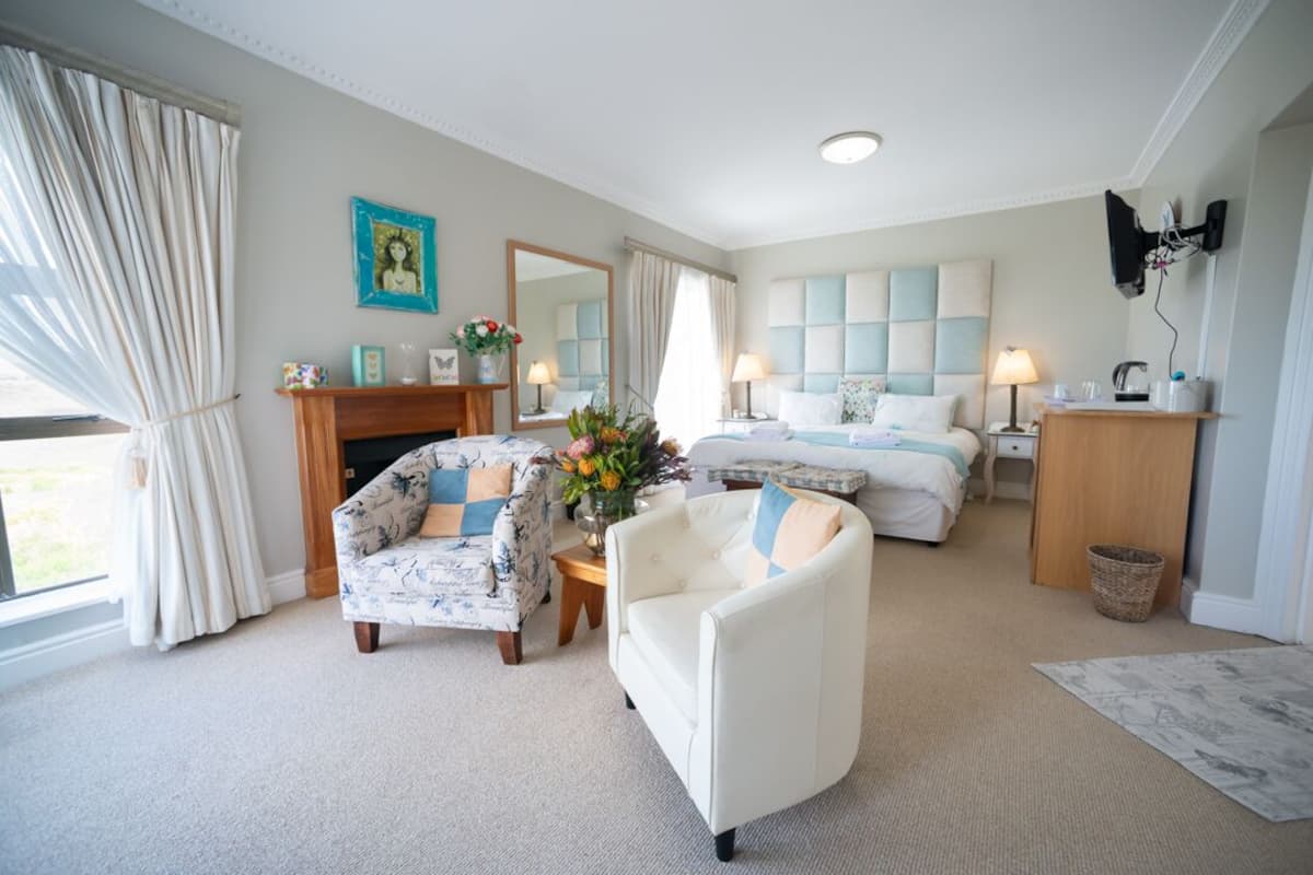 Deluxe kamer, 1 kingsize bed, en-suite badkamer, uitzicht op bergen | Een minibar, een kluis op de kamer, individueel gedecoreerd