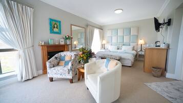 Deluxe Room, 1 King Bed, Ensuite, Mountain View | Minibar, in-room safe, individually decorated, individually furnished