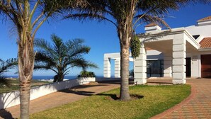 Property grounds - Fly me to the Moon Guest House (Mossel Bay)