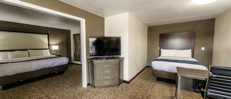 Skrivebord, strykejern/-brett, wi-fi (inkludert) og sengetøy