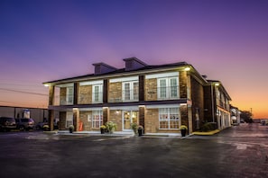 Front of property – evening/night - Richland Inn Lawrenceburg (Lawrenceburg)