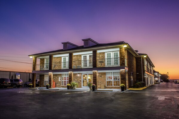 Front of property - evening/night - Richland Inn Lawrenceburg (Lawrenceburg)