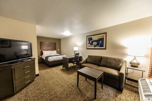 Suite estándar, 1 cama de matrimonio grande | Escritorio, tabla de planchar con plancha, wifi gratis y ropa de cama