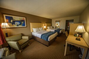 Habitación estándar, 2 camas dobles | Escritorio, tabla de planchar con plancha, wifi gratis y ropa de cama