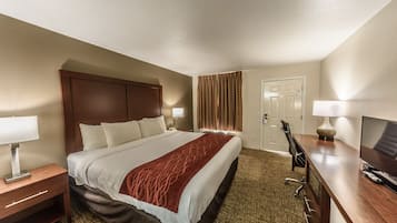 Escritorio, tabla de planchar con plancha, wifi gratis y ropa de cama