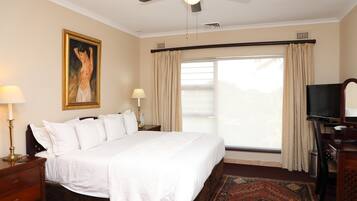 Executive Studio Suite | 1 bedroom, minibar, laptop workspace, blackout drapes