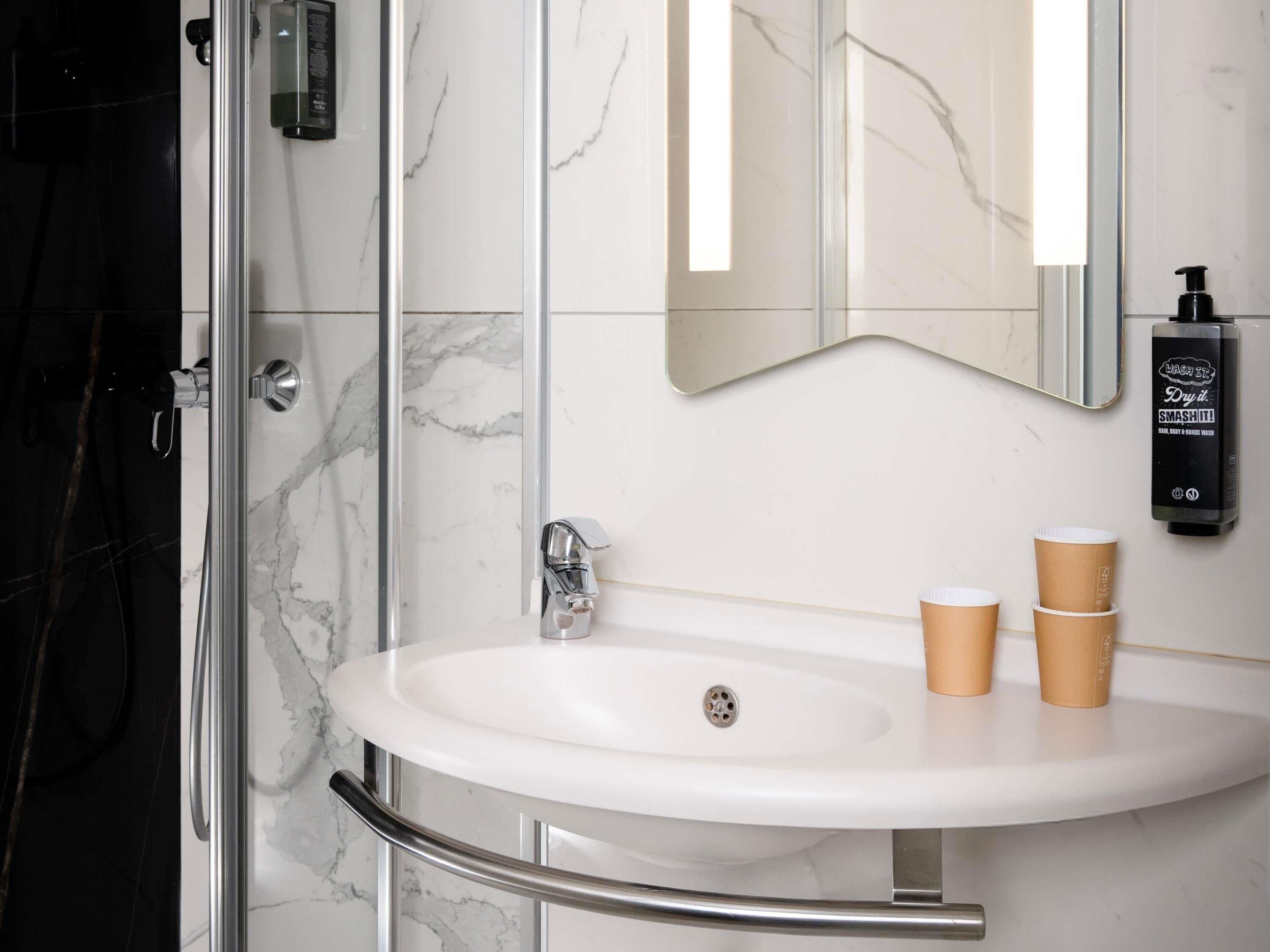 办公桌、隔音、免费 WiFi、床单