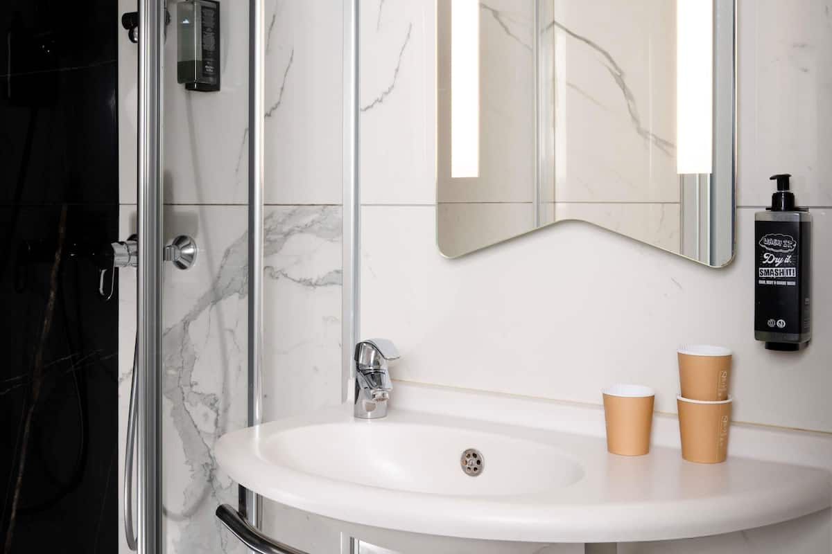 Desk, soundproofing, free WiFi, bed sheets