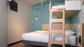 Kolmen hengen huone, useita sänkyjä | Työpöytä, äänieristys, ilmainen Wi-Fi, vuodevaatteet