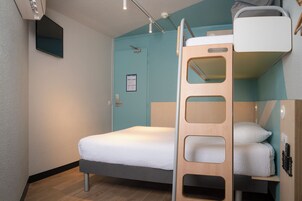 Triple Room, Multiple Beds | Desk, soundproofing, free WiFi, bed sheets