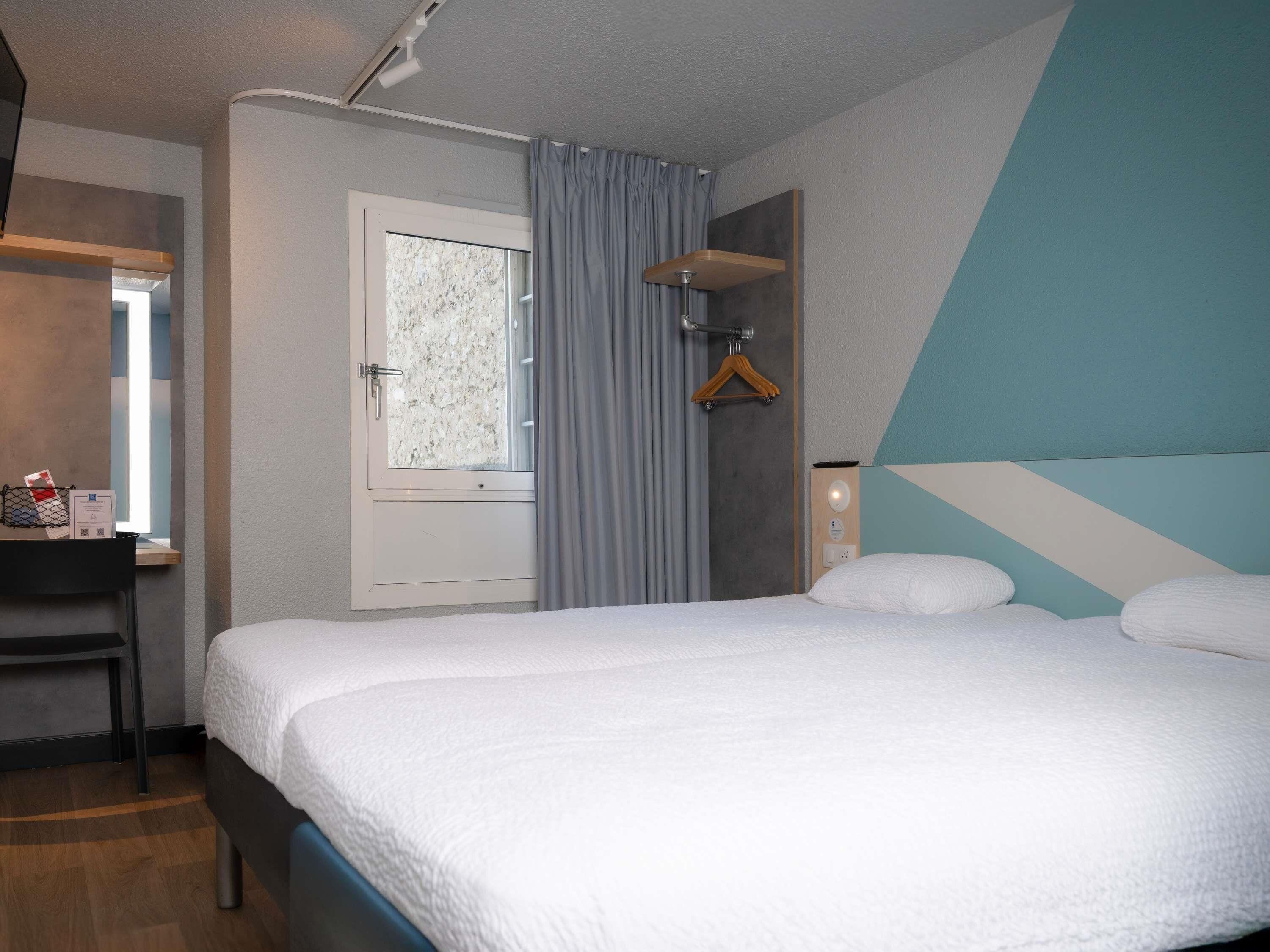 Habitación con 2 camas individuales, 2 camas individuales | Escritorio, insonorización, wifi gratis y ropa de cama 