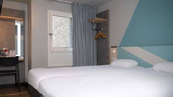 Zweibettzimmer, 2 Einzelbetten | Schreibtisch, schallisolierte Zimmer, kostenloses WLAN, Bettwäsche